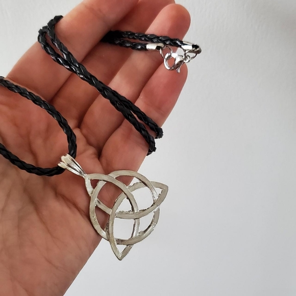 New Pewter Celtic Knot Triquetra Trinity Necklace - Picture 5 of 10